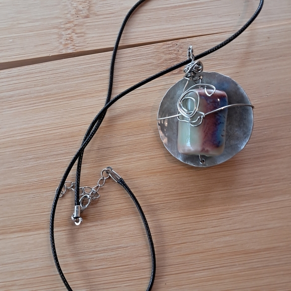 Elegant Multicolor Pendant Necklace - Picture 4 of 7